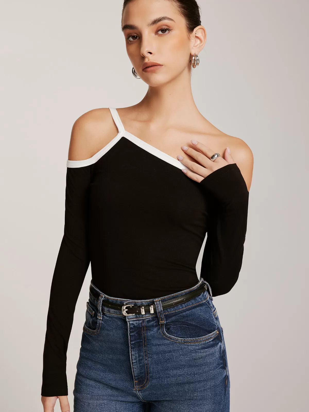 COMMENSE Asymmetrical Contrast Strap Slim Top Black Hot