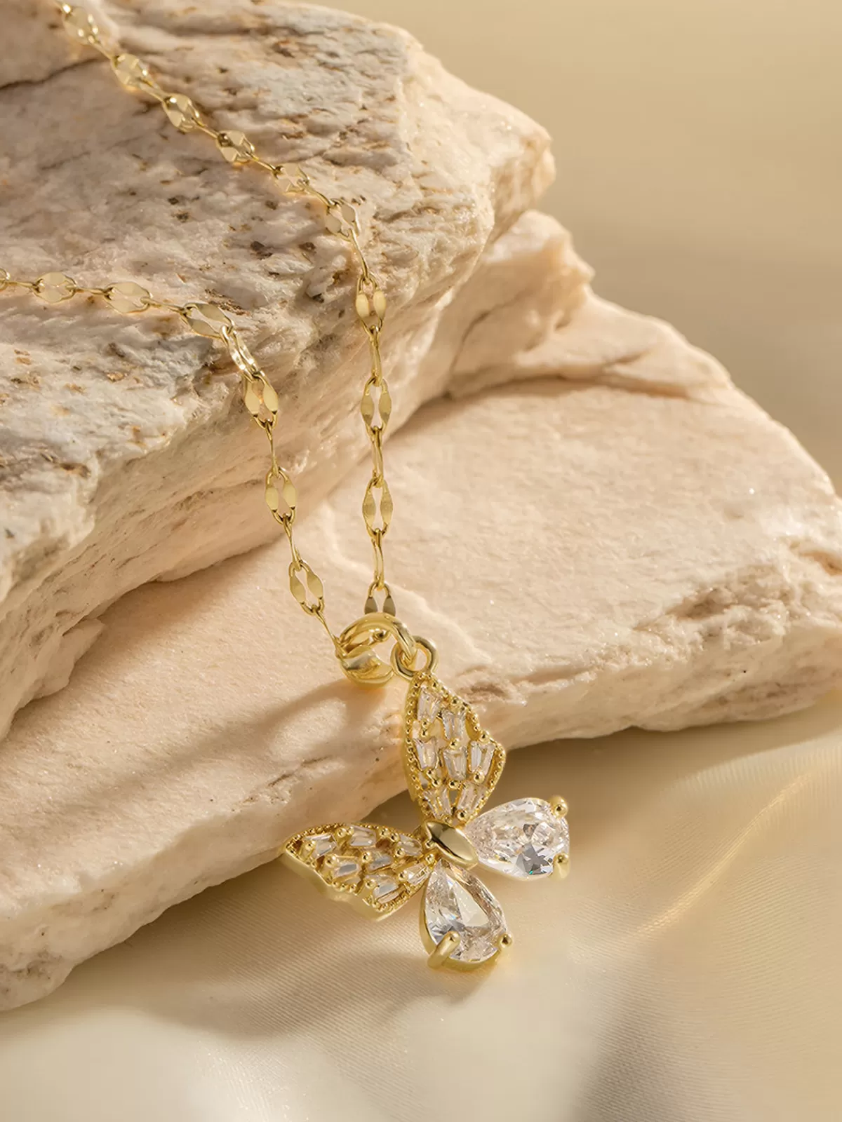 COMMENSE en Radiance Butterfly Necklace Gold Flash Sale
