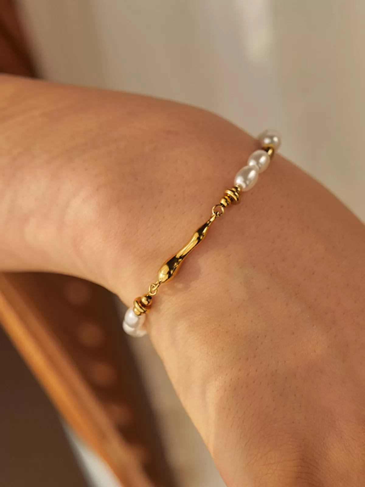 COMMENSE en Ripple Pearl Bracelet Gold Flash Sale