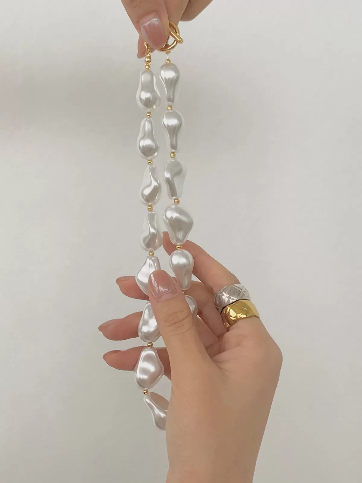 COMMENSE Pearl Effect Resin Necklace Off-White New